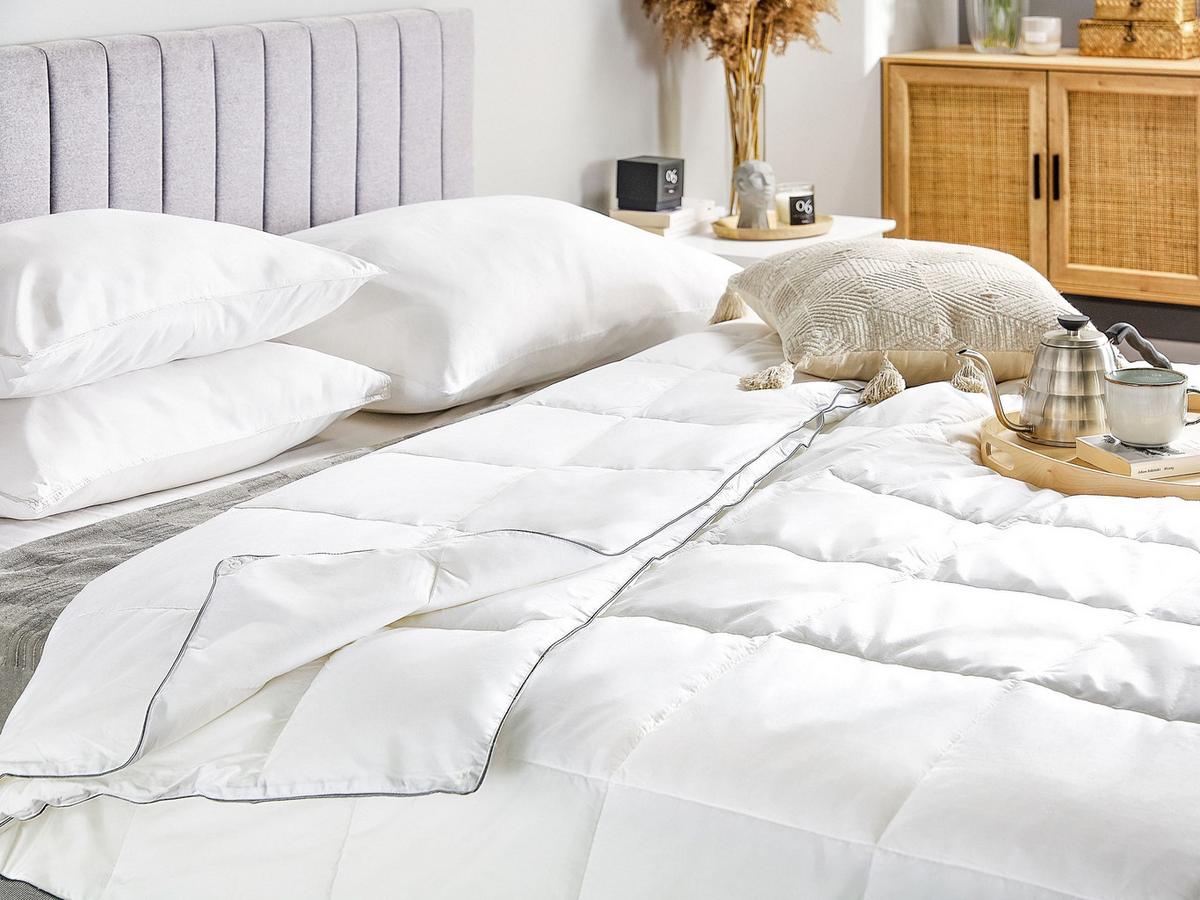 BETTDECKE Zweilagig Mikrofaser 4-Jahreszeiten 220/240 cm Teleno - Weiß, Textil (240/200cm) - Beliani