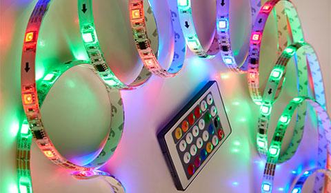 Bunte LED-Lichterkette mit verschiedenen Farben und Effekten, steuerbar mit Fernbedienung von mömax.