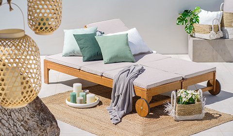 Gemütliche Gartenliege mit einem Gestell aus Eukalyptusholz und widerstandfähigen Liegepolstern aus Synthetikfasern.