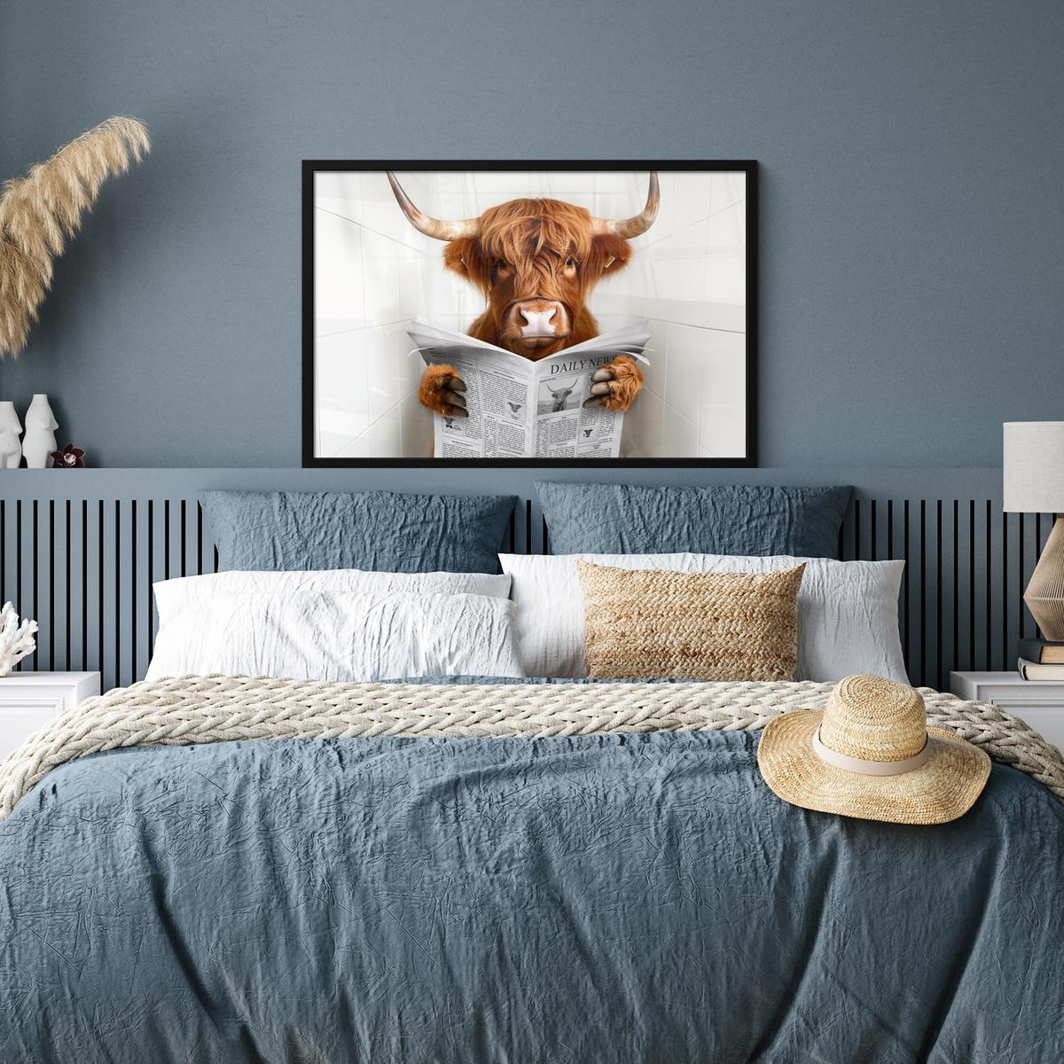 POSTER MIT RAHMENGERAHMTES BILD Schottischer Highlander - Tier - Zeitung - Toilette 90x60 cm - Kastanienfarben, Papier (90/60cm) - MuchoWow