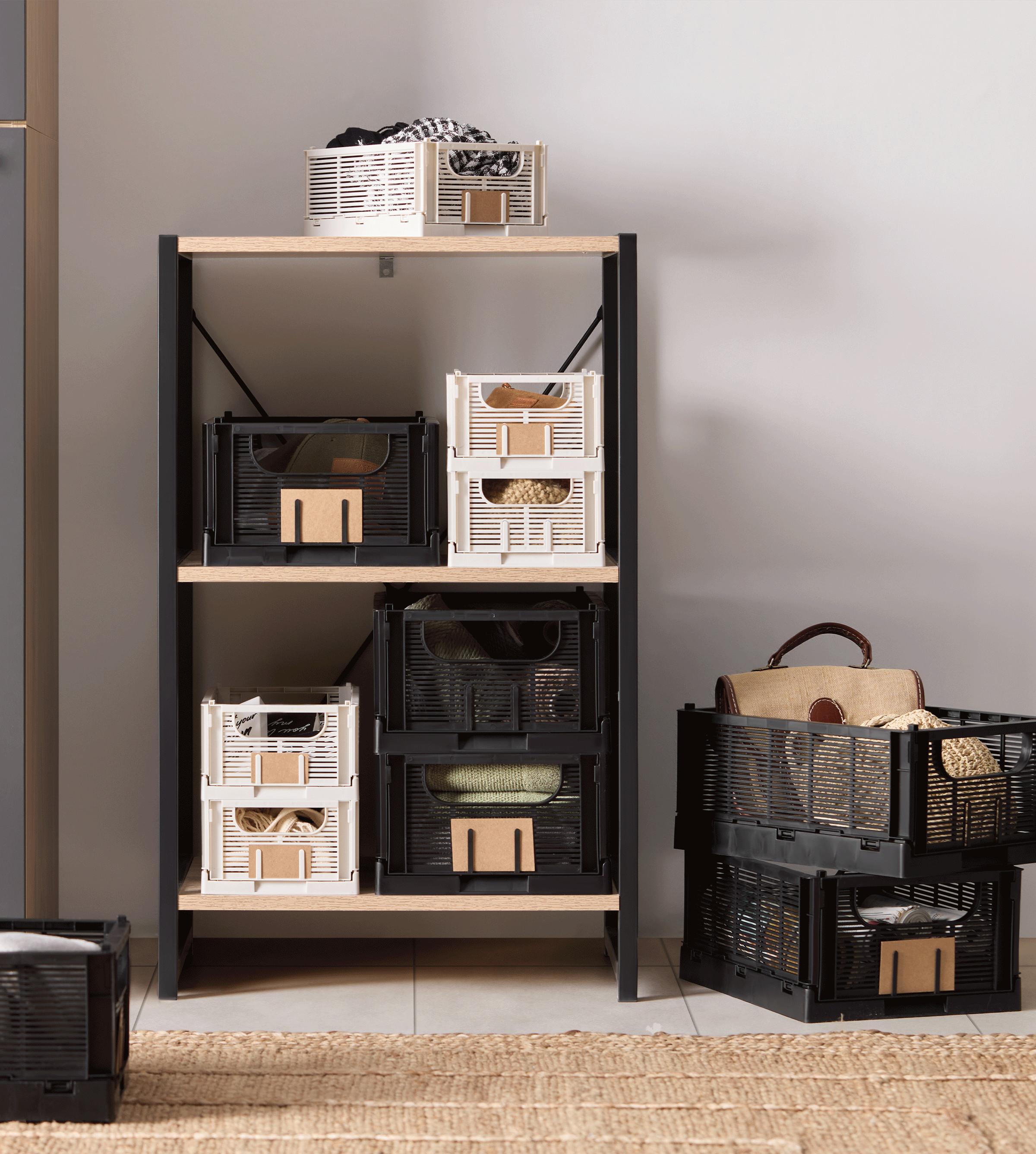 Platzsparende Regale bei mömax