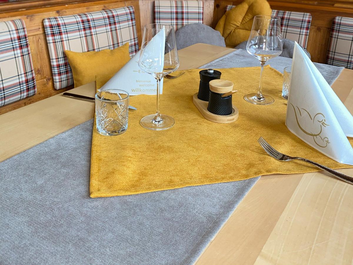 XS-MITTELDECKE FarbTon Chenille-Haptik curry-gelb 60/60 cm - Currygelb, Textil (60/60cm) - beties Heimtextil