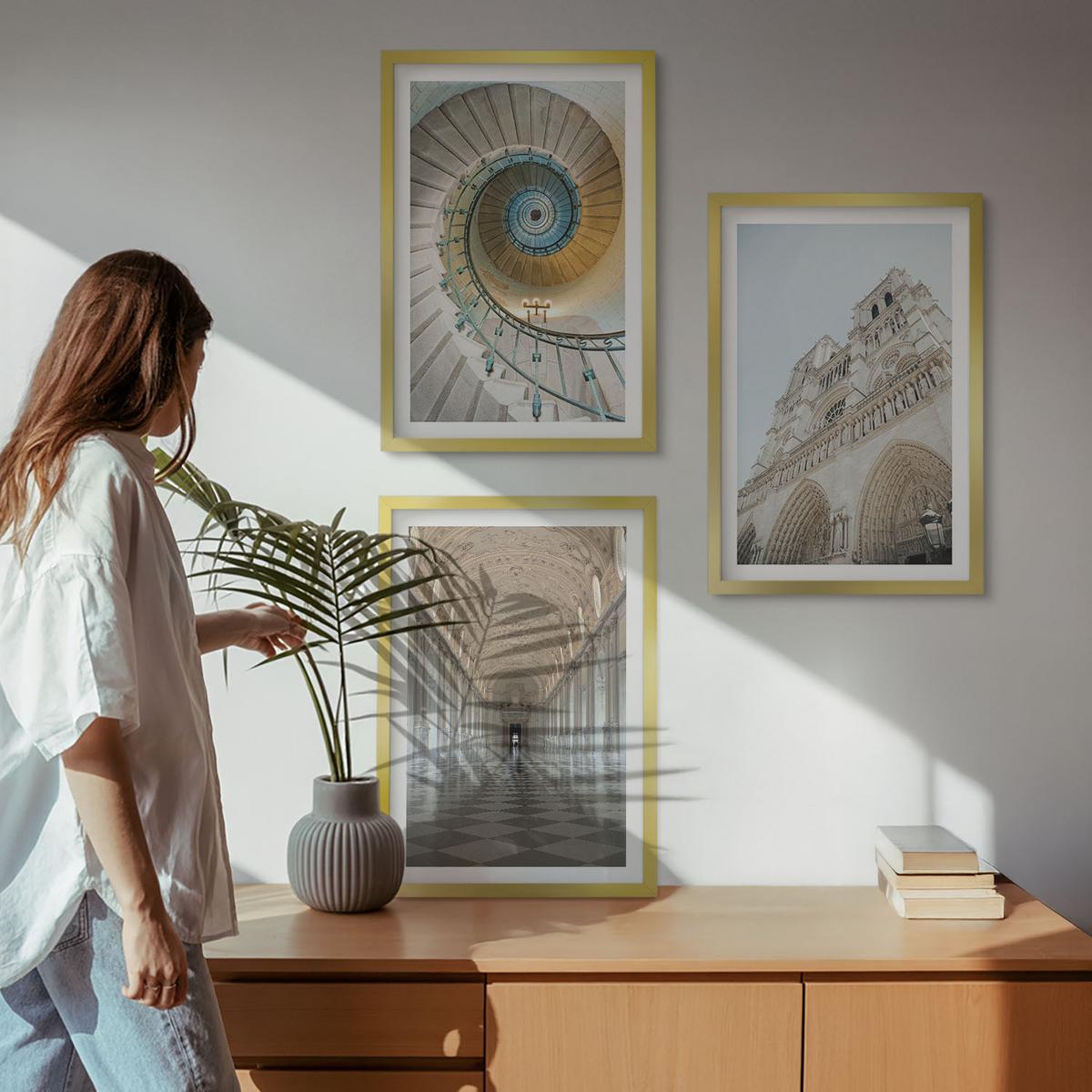BILDER SET 3er Set - 40x60 cm Goldrahmen - Wendeltreppe der Kathedralenfassade - Goldfarben, Kunststoff (40/60cm) - TULUP