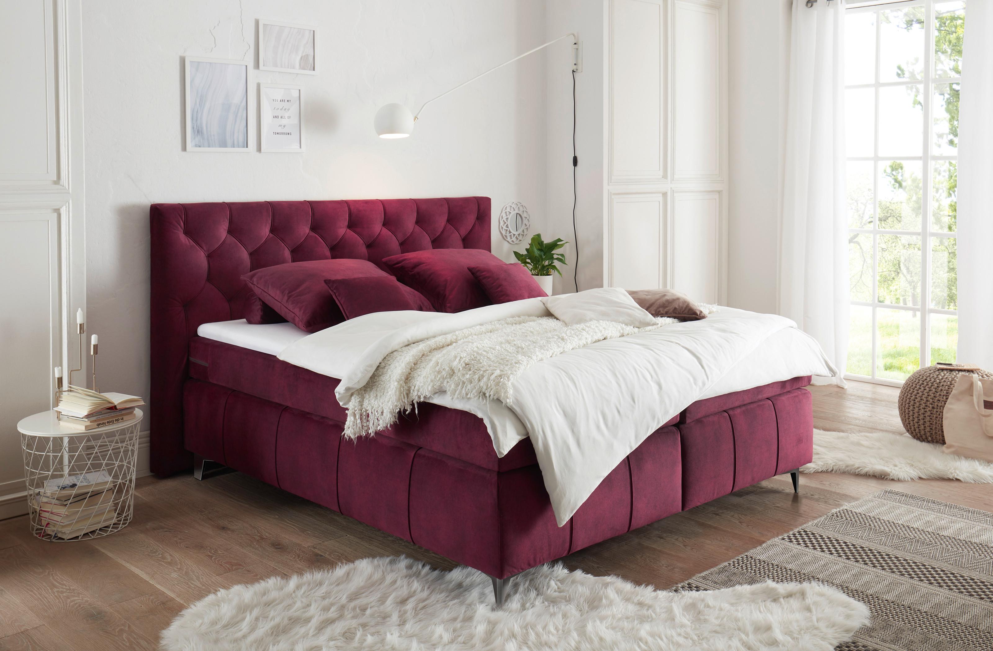 Łóżko w sypialni w kolorze Viva magenta