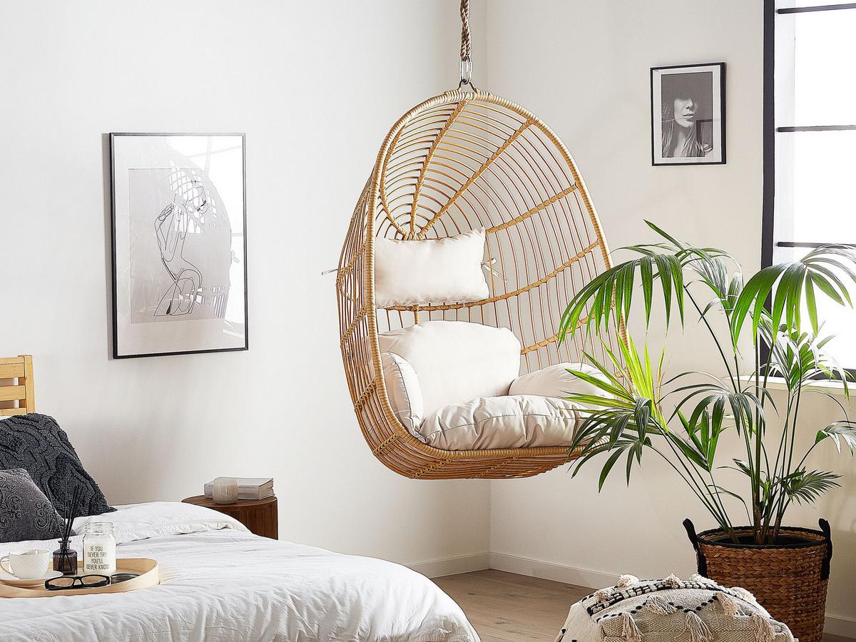 HÄNGESESSEL PE Rattan natürlich/beige mit Sitzkissen Casoli - Beige/Naturfarben, Kunststoff (84/113/70cm) - Beliani