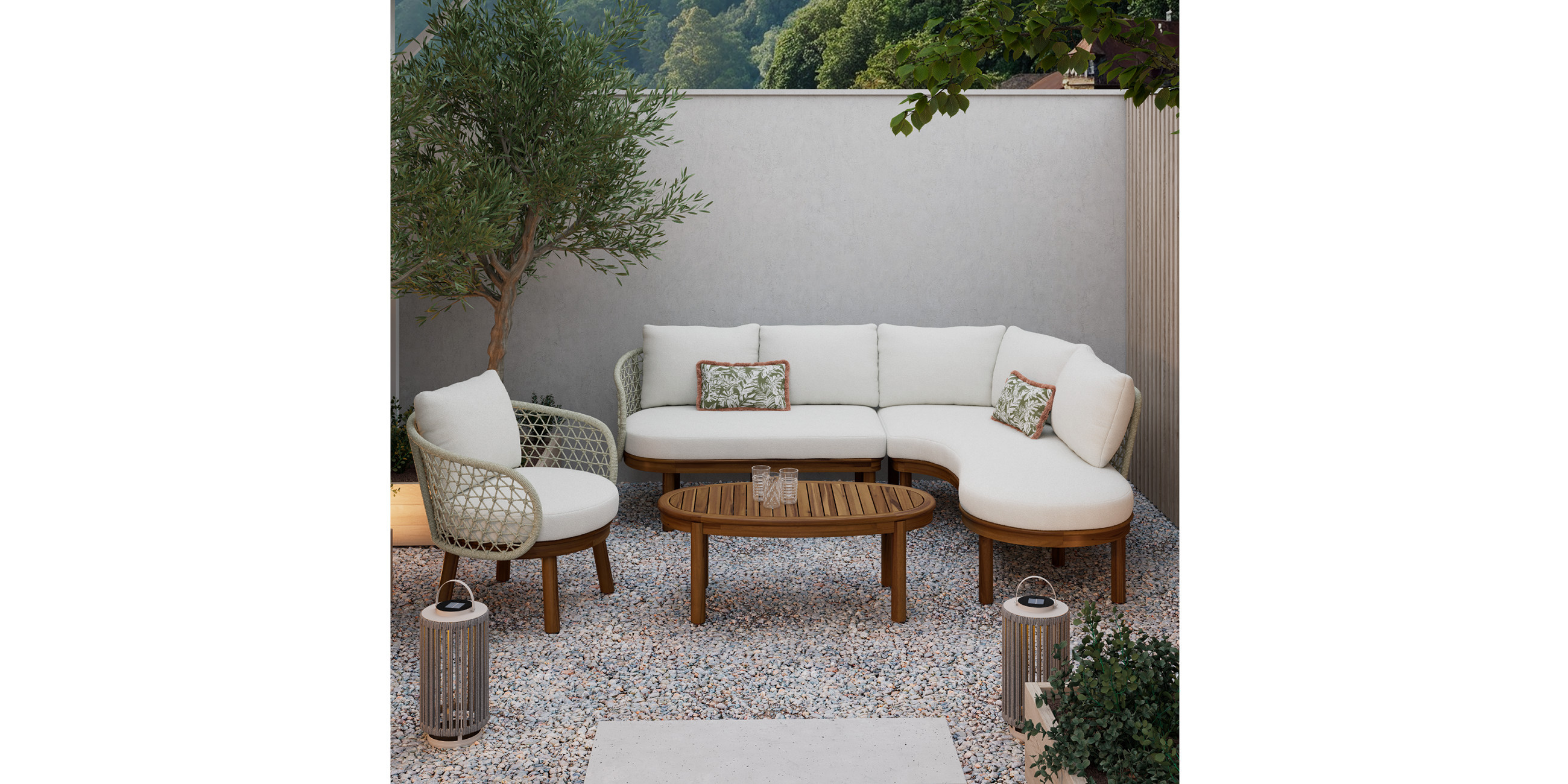 Loungegarnitur aus Holz mit hellen Auflagen und Beistelltisch aus Holz