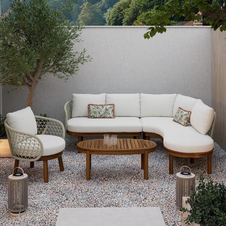 Loungegarnitur aus Holz mit hellen Auflagen und Beistelltisch aus Holz