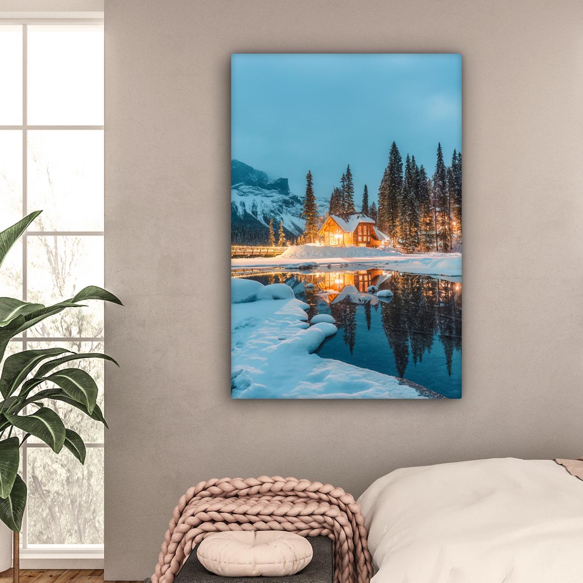 LEINWANDBILD Winterlandschaft - Natur - Haus - Berge - Schnee Deko XXL 80x120 cm - Hellblau, Textil (80/120cm) - MuchoWow