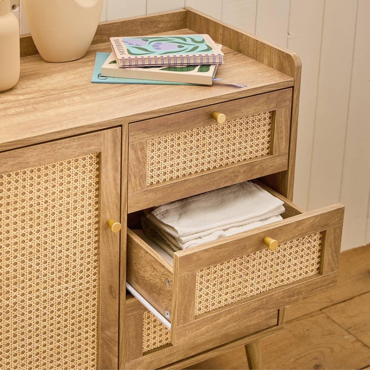 KOMMODE mit 1 Tür und 3 SchubladenRattanfronten und Holzfüßen 39/79,5/80 cm - Eschefarben, Holzwerkstoff (80/79.5/47cm) - Calicosy