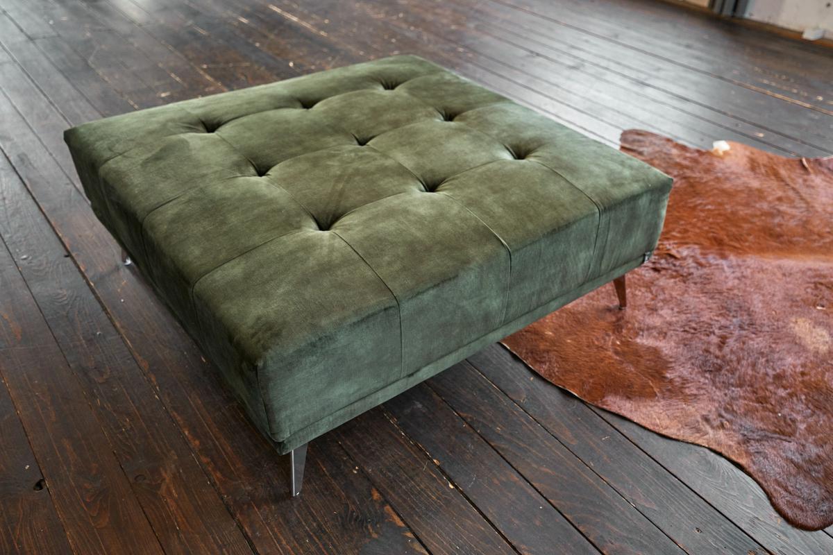 HOCKER WIOLO Grün Velvet - Silberfarben/Grün, Textil/Metall (110/42/110cm) - KAWOLA