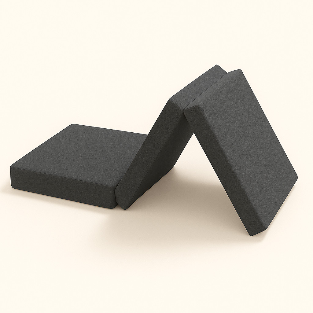 Gaestematratze auf beigen Hintergrund