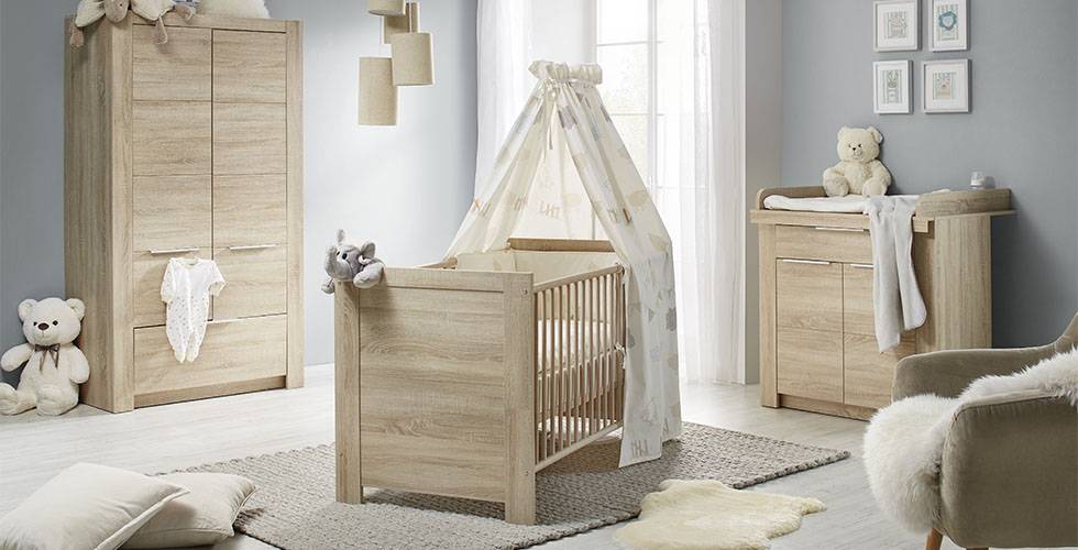 Das Babymöbelset „Carlotta“ in Eiche, mit Babybett, Wickelkommode und Babyschrank von mömax.