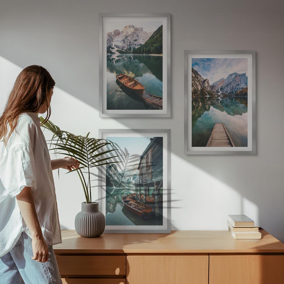 BILDER SET 3er Set - 40x60 cm Silberner Rahmen - See, Berge, Boote, Ferienhaus - Silberfarben, Kunststoff (40/60cm) - TULUP