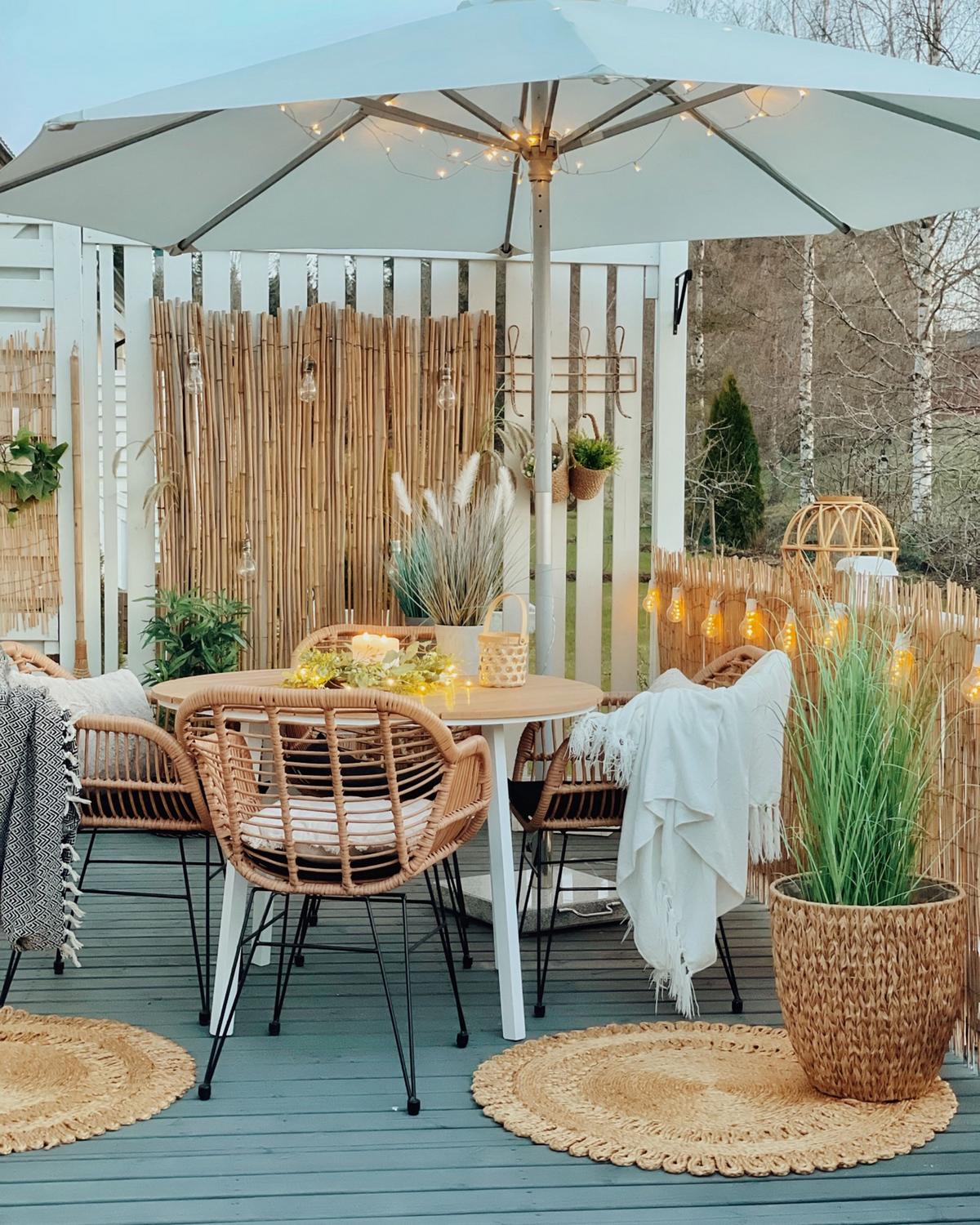 GARTENTISCH Aluminium heller Holzfarbton/weiß 105 cm Cavoli - Dunkelbraun/Weiß, Kunststoff (105/105/73cm) - Beliani