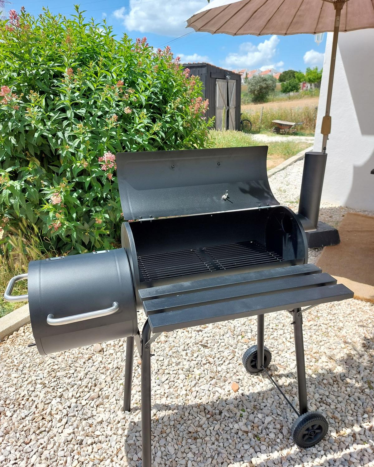 HOLZKOHLEGRILL mit Räucherkammer schwarz rollbar Katla - Schwarz, Metall (66/114/110cm)