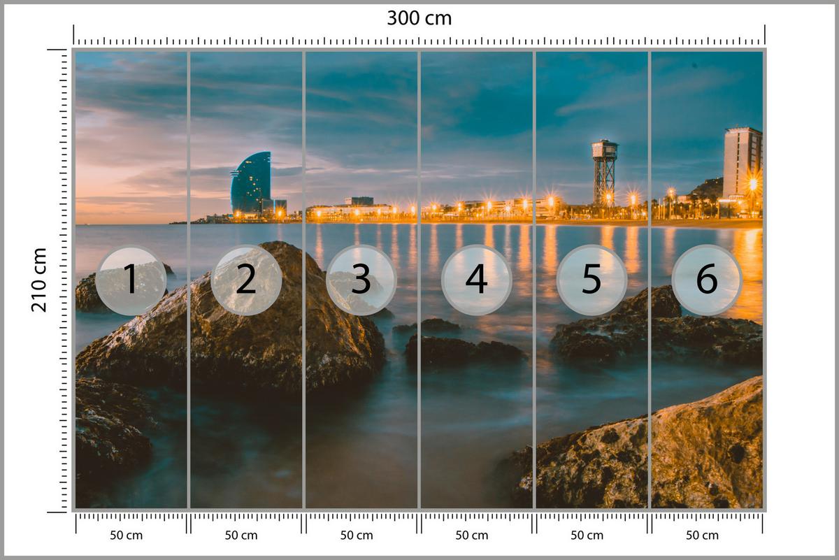 FOTOTAPETE für Wohnzimmer Barcelona Küste Nacht Meer Felsen 300x210 - Blau, Papier (300/210cm) - Muralo