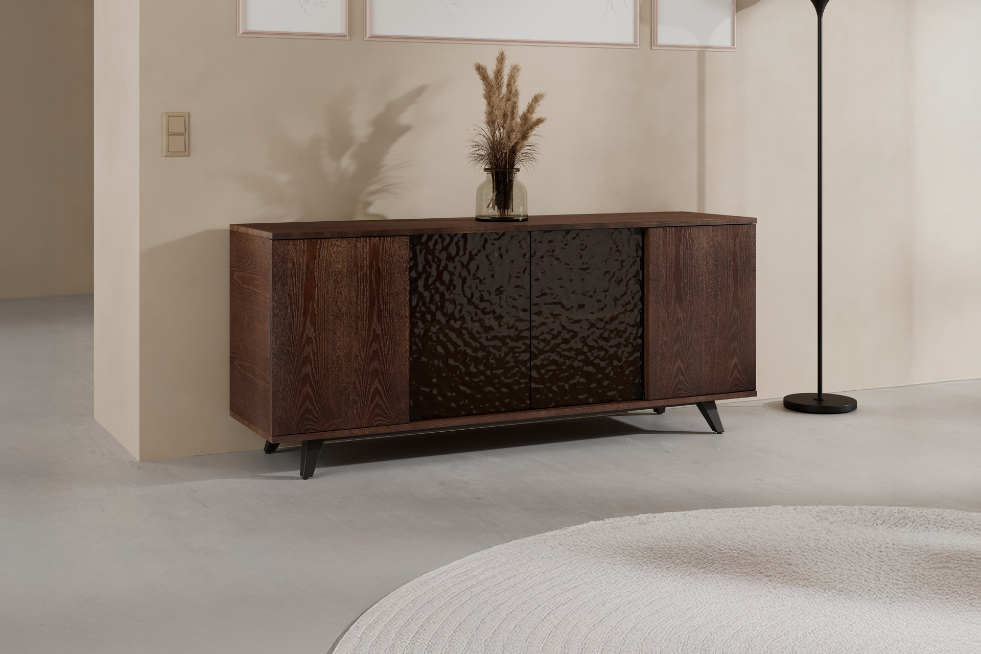 Braunes Sideboard mit schwarzer Glasfront