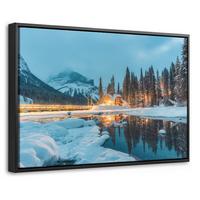 LEINWAND Bilder mit Rahmen - Winterlandschaft - Natur - Haus - Berge - Schnee - 30x20 - Hellblau, Textil (30/20cm) - MuchoWow