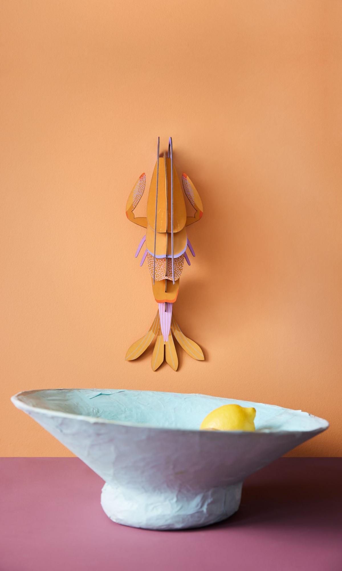 WANDDEKO Bernstein-Garnele 15/35.5 cm - Multicolor, Wellpappe (15/35.5/13cm) - Studio Roof
