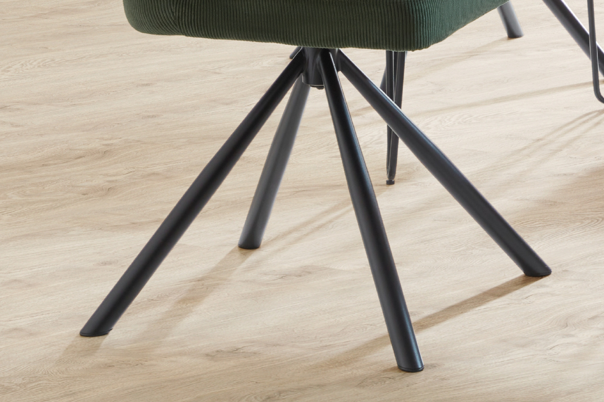 Stuhl dunkelbrün Beine schwarz Eisen pulverbeschichtet Drehkreuz 