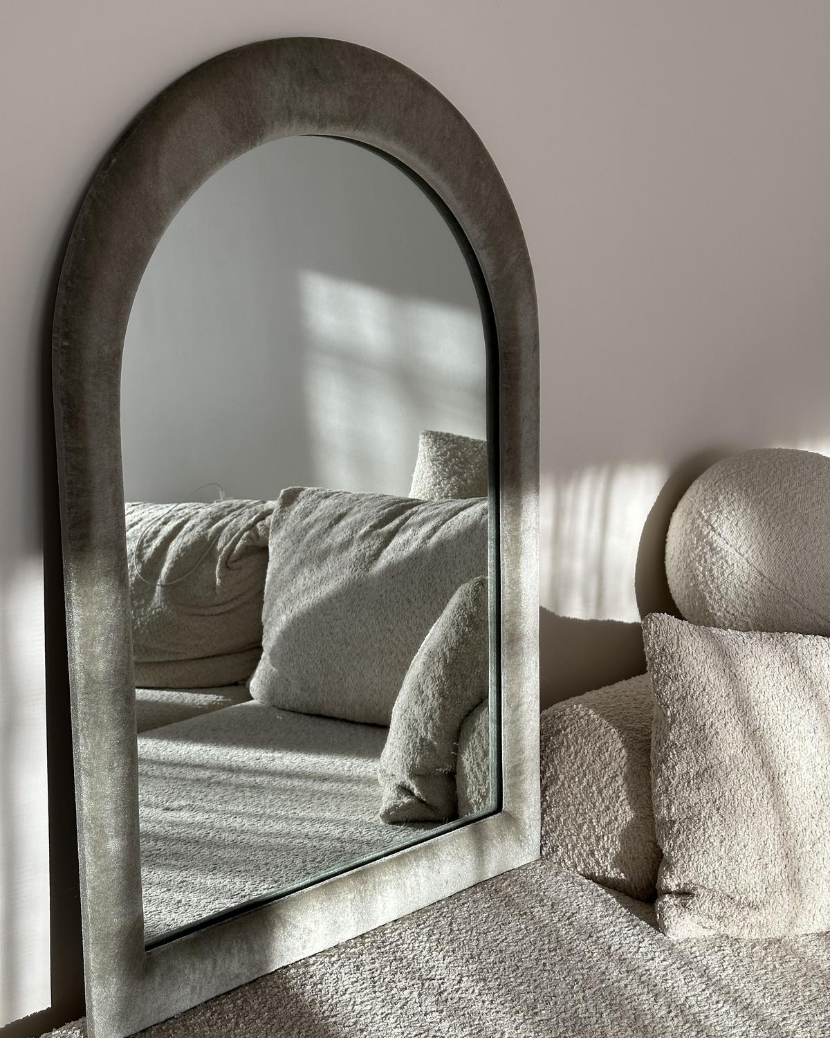 WANDSPIEGEL Samtstoff olivgrün oval 60/90 cm Huriel - Grün, Textil (60/90/3cm) - Beliani
