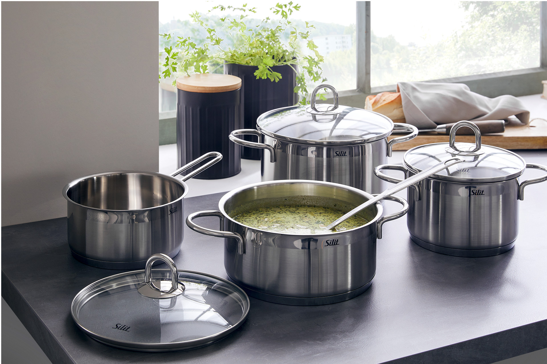 Mehrteiliges Kochtopfset aus Edelstahl der Marke Silit von moemax.png