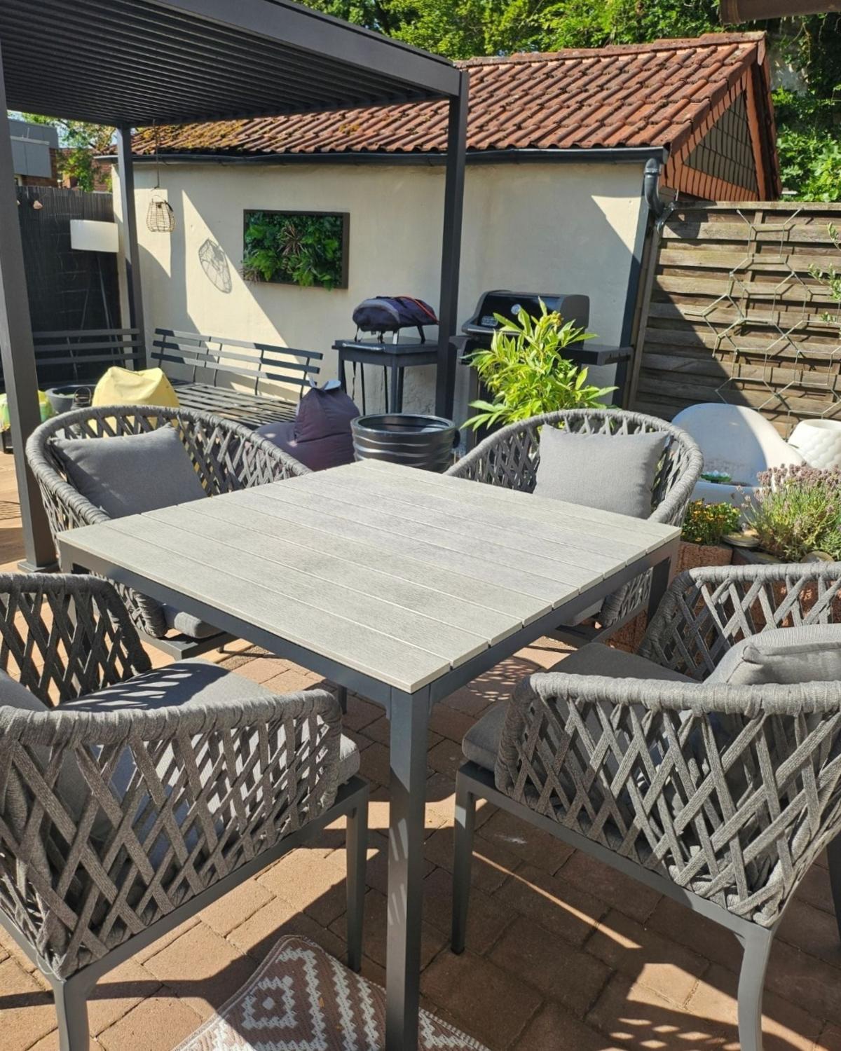 GARTENTISCH Kunstholz grau/schwarz 95/95 cm Prato - Schwarz/Grau, Kunststoff (95/95/74cm) - Beliani