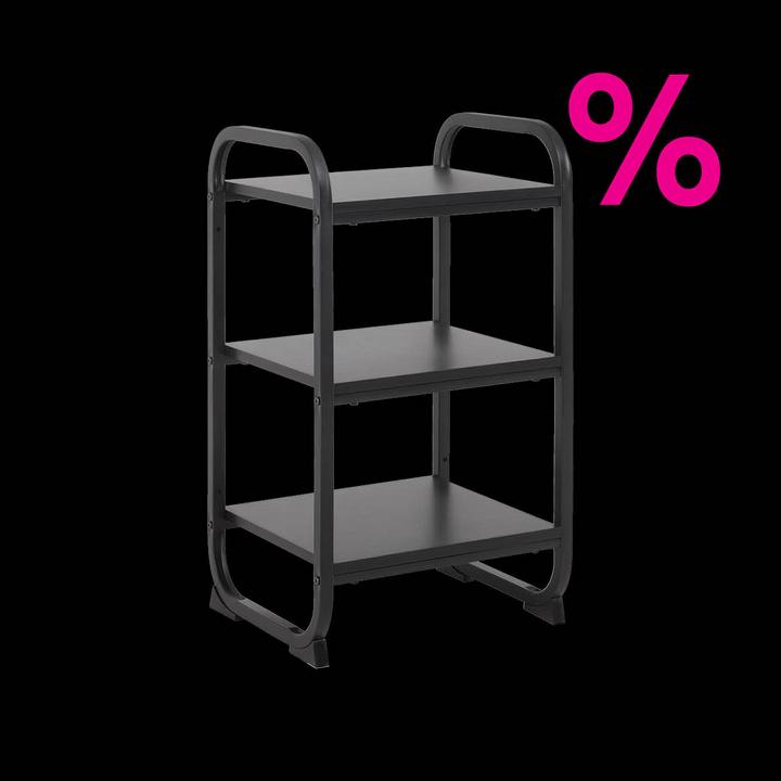 Schwarzes Regal vor schwarzem Hintergrund