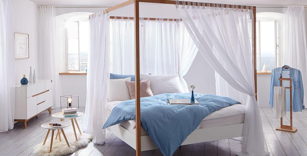 Traumhaftes Himmelbett in Weiß und Eichefarben mit passendem Nachttisch von mömax.
