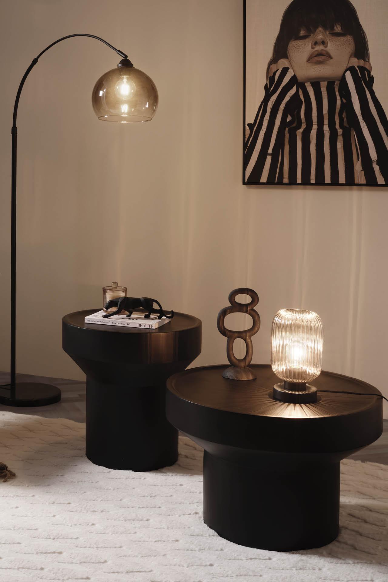 Zwei schwarze Runde Couchtische, Bogenlampe, Tischleuchte