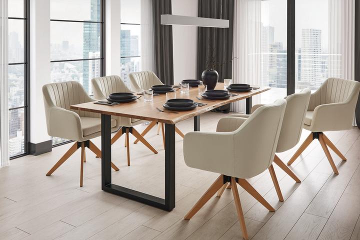 Holztisch mit Metallfüßen, beige Armlehnstühle rundherum