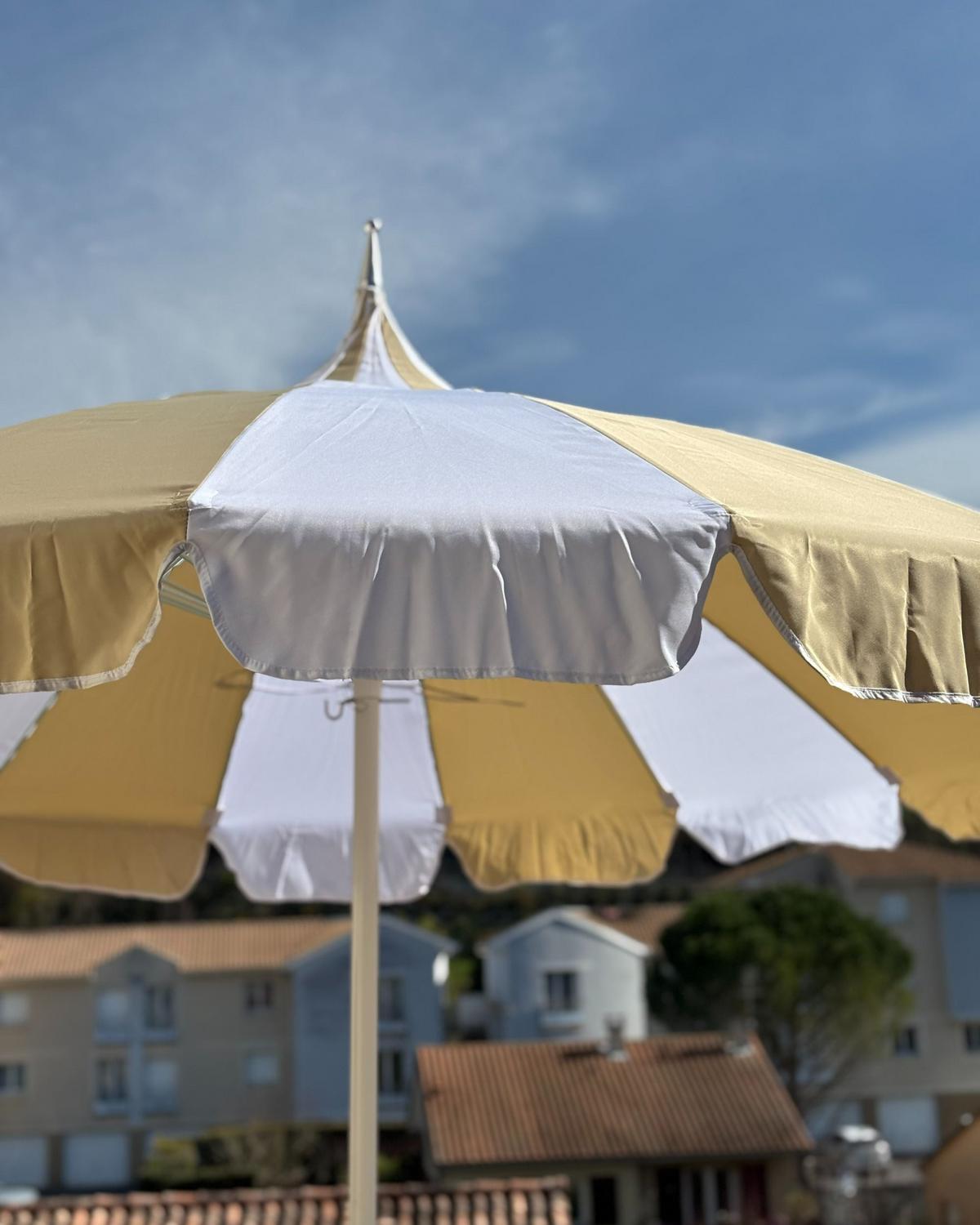 SONNENSCHIRM Beige Minoa - Beige/Weiß, Textil (245/245cm) - Beliani