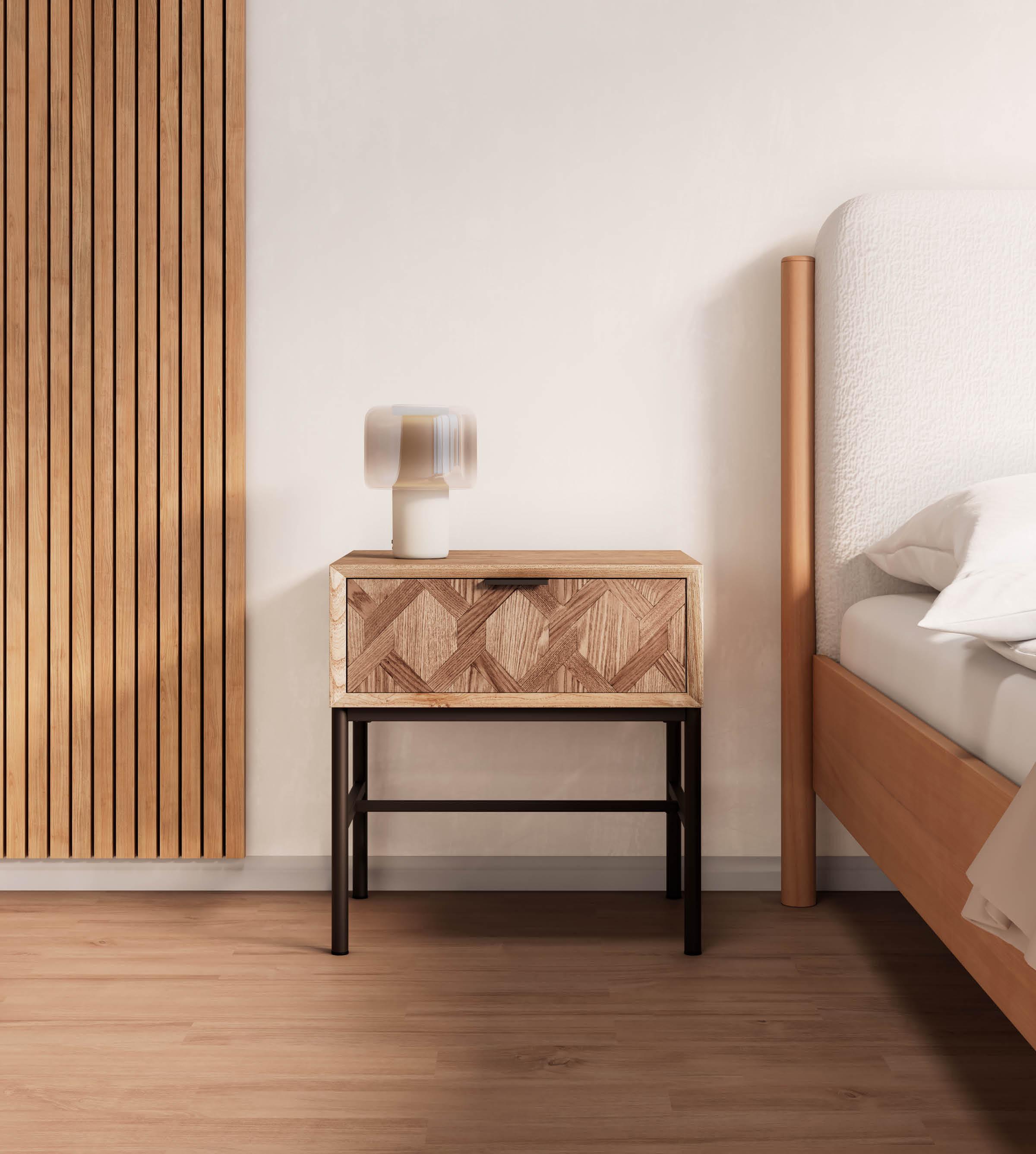 Nachtkästchen aus Holz mit schwarzen Metallbeinen