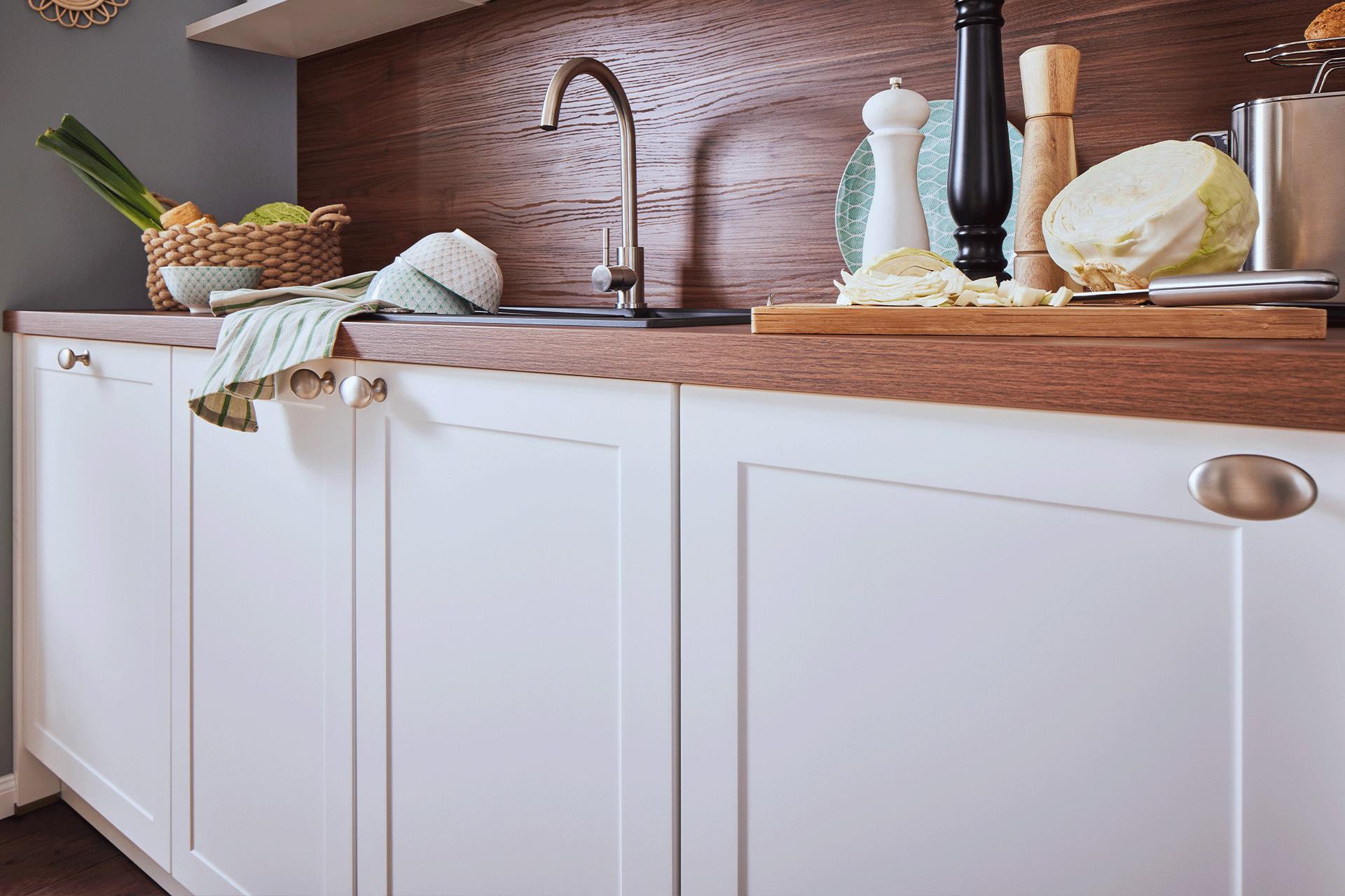 Express Home Küche ruhige Rahmenoptik mit moderner Wirkung