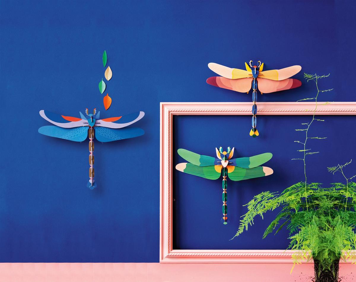 WANDDEKO Rosenlibelle 47/8 cm - Blau/Pink, Wellpappe (47/8/36cm) - Studio Roof
