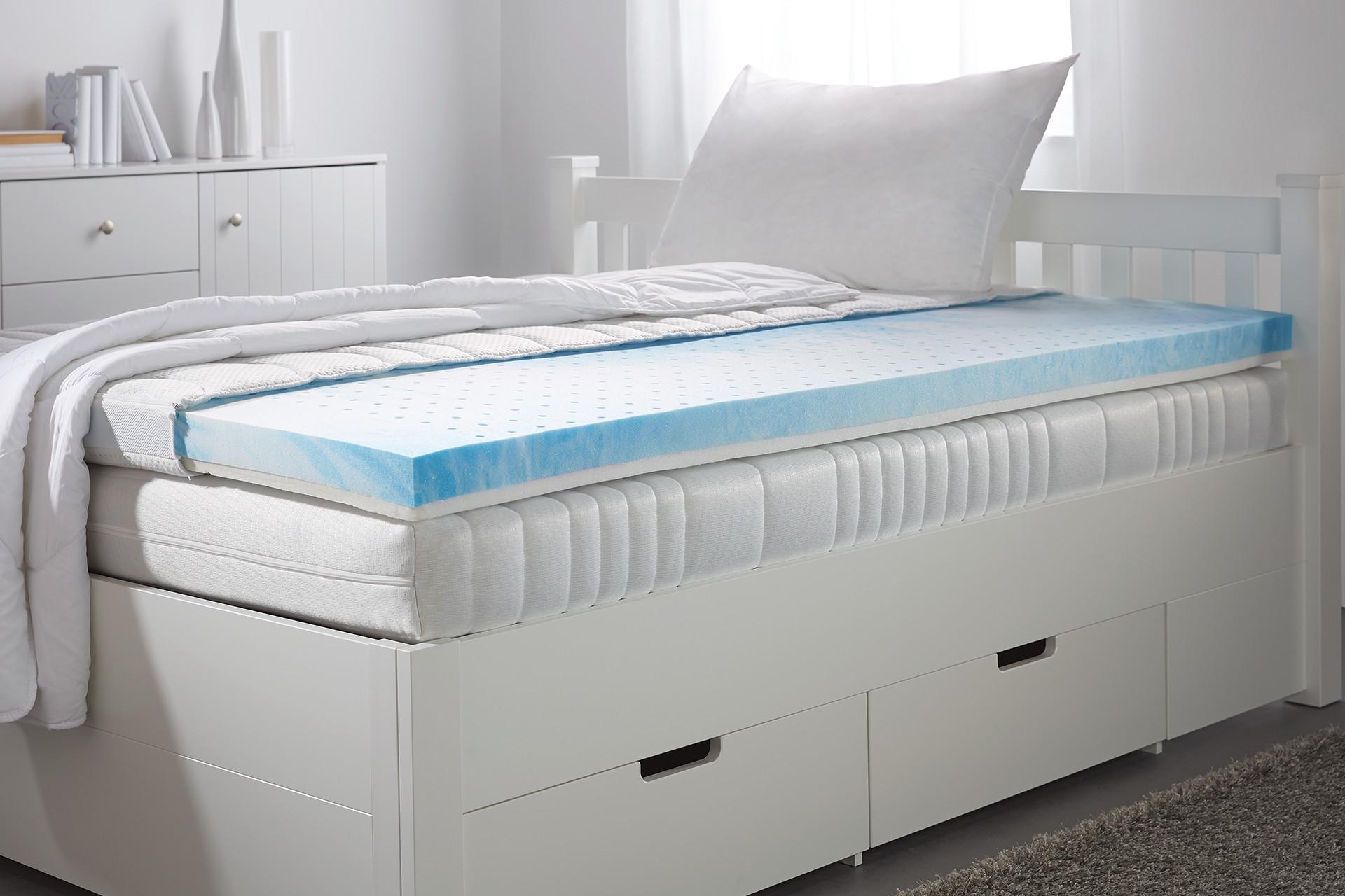 Boxspringbett-Topper günstig kaufen bei mömax, optimaler Liegekomfort mit einem Topperkern aus Gelschaum.