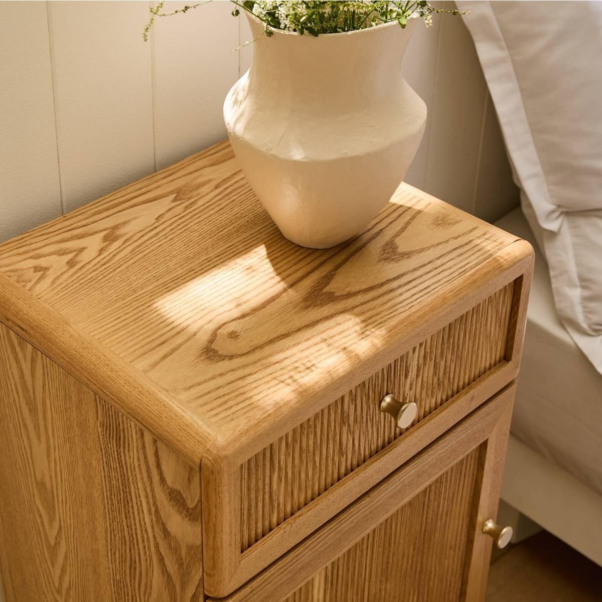 NACHTTISCH 1 Tür und 1 Schublade mit Lamellenfronten 35/71/42 cm - Eschefarben, Holzwerkstoff (45/71/35cm) - Calicosy