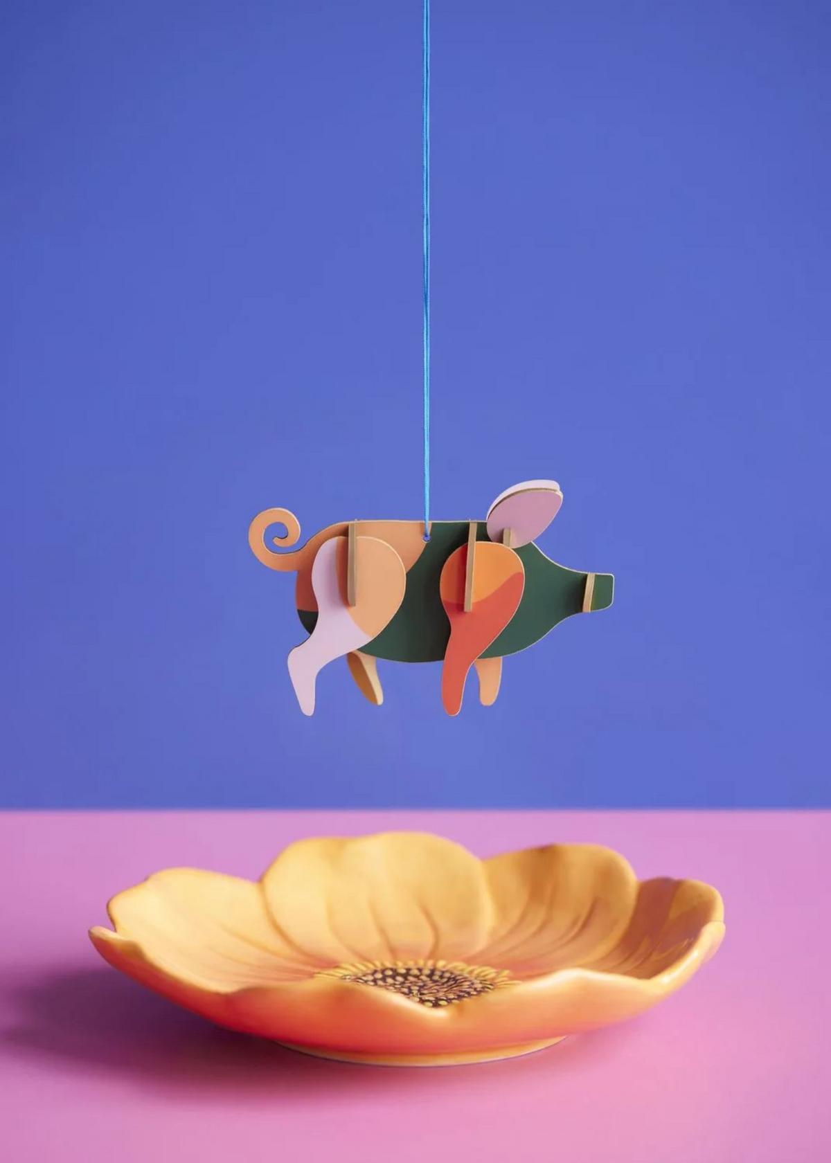 DEKOFIGUR Mobil Schwein 3.2/6.8 cm - Multicolor, Wellpappe (0.05/6.8/9cm) - Studio Roof