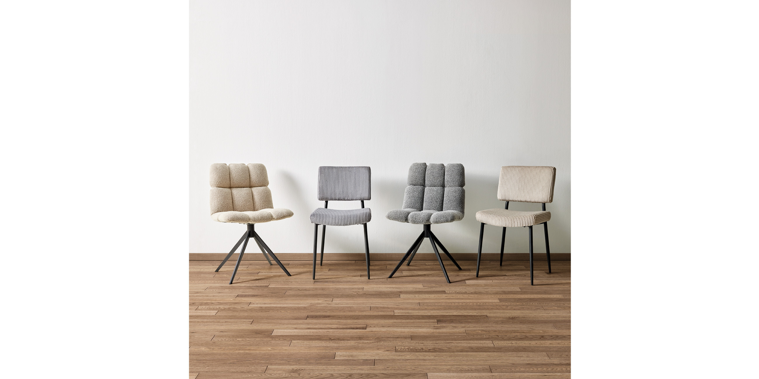 Stühle in Beige und Grau auf Holzboden