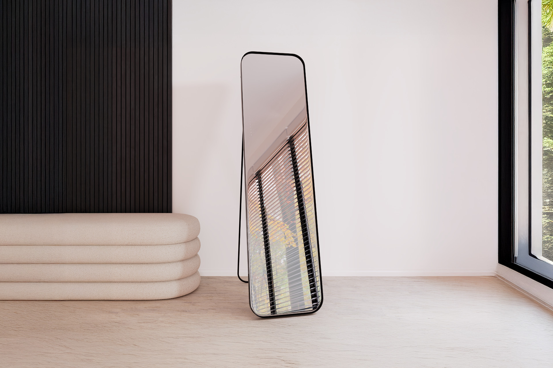 Standspiegel mit schwarzem Rahmen, beige Sitzbank links daneben