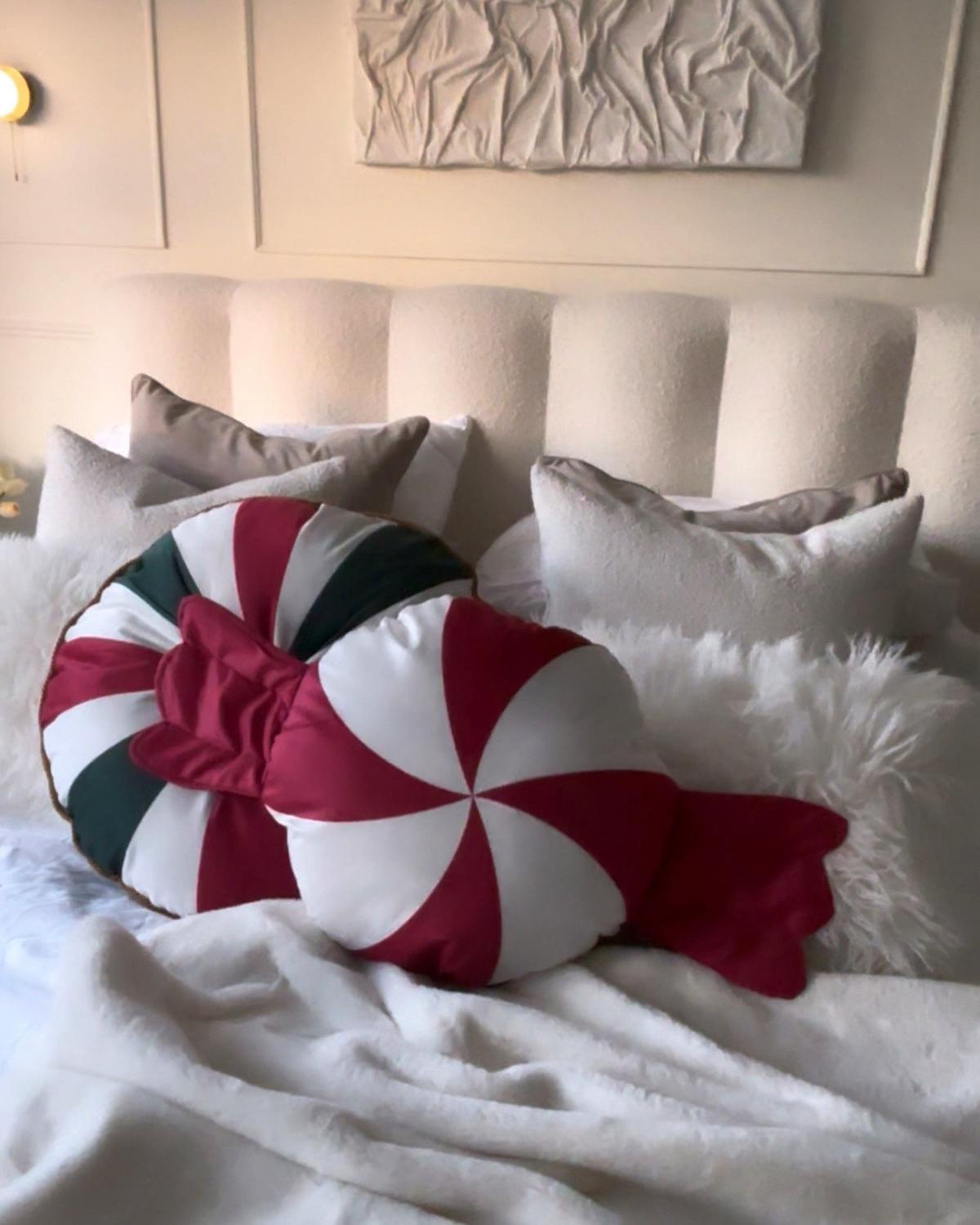DEKOKISSEN 2er-Set Weiß 55/55 cm Twirl Treats - Rot/Weiß, Textil (55/55cm) - Beliani