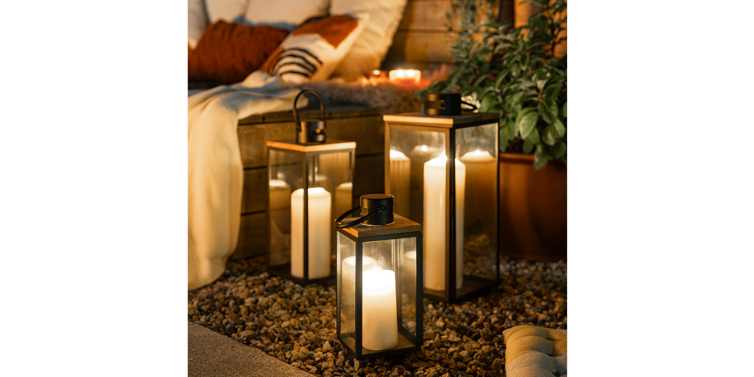 Unterschiedlich große schwarze Laternen im Dunklen