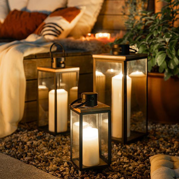 Unterschiedlich große schwarze Laternen im Dunklen