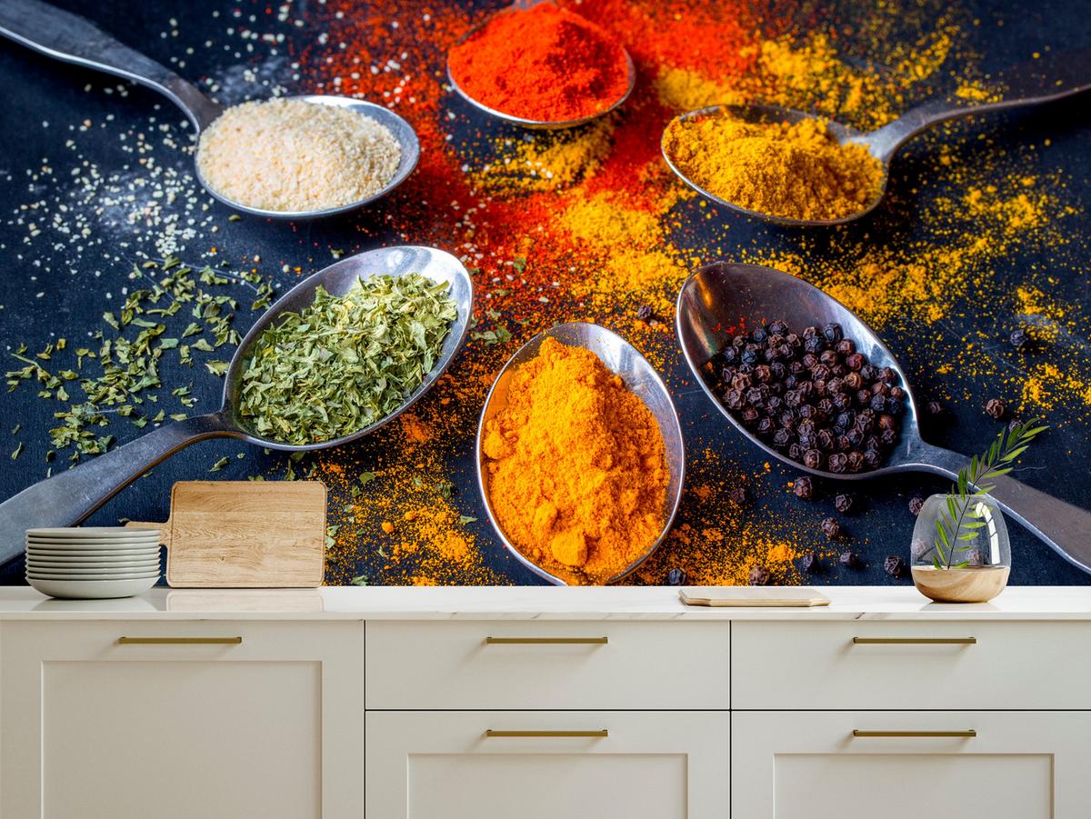 FOTOTAPETE für Küche Gewürzlöffel Orientalisch Curry Kurkuma Pfeffer 150x105 - Beige/Rot, Papier (150/105cm) - Muralo