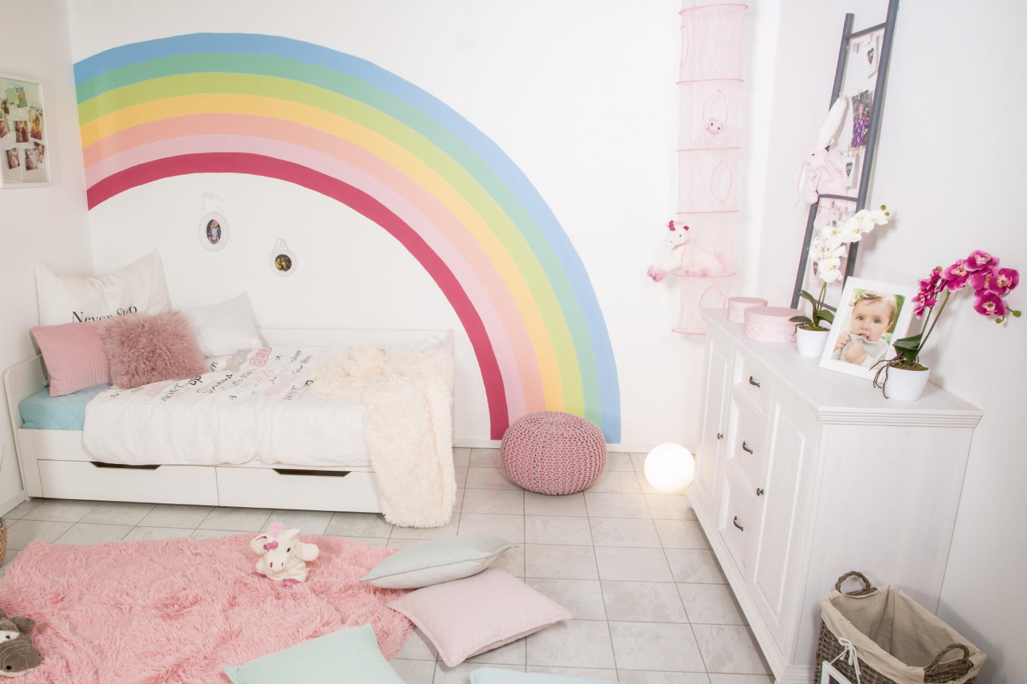 Wie man einen bunten Regenbogen im Kinderzimmer streicht mömax