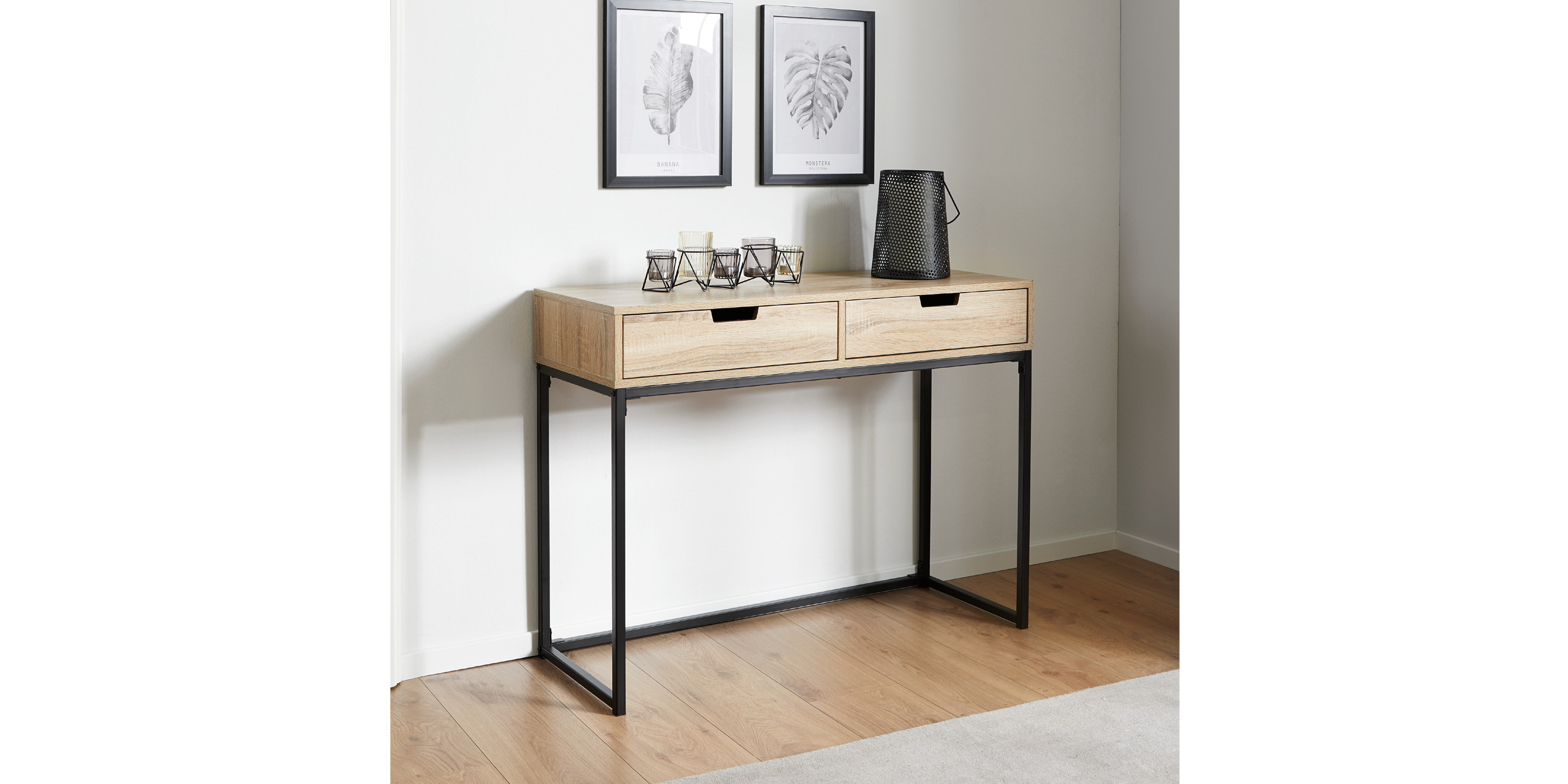 Konsolentisch aus Holz mit schwarzen Metallfüßen