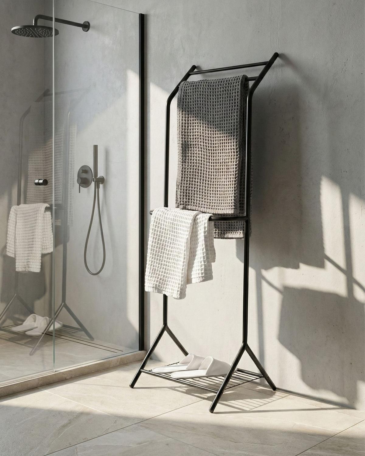 HANDTUCHSTÄNDER Metall Schwarz Cotia - Schwarz, Holz (50/130/46cm) - Beliani