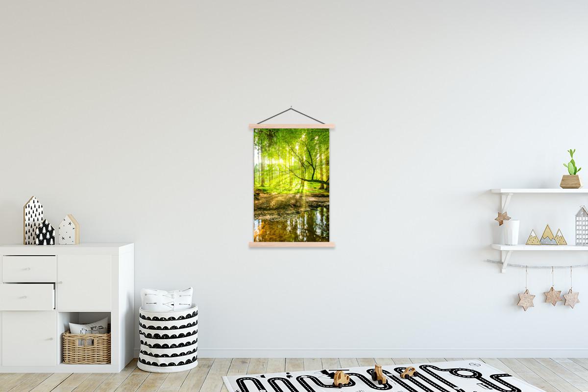 POSTER MIT MAGNETLEISTEN Wald - Landschaft - Wasser - Bäume - Sonne - Grün - Natur Wandbild Schlafzimmer 60x90 cm - Grün, Textil (60/90/0.15cm) - MuchoWow
