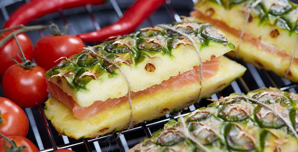 Sommerliches Rezept für einen gegrillten Fisch im Ananas Mantel.