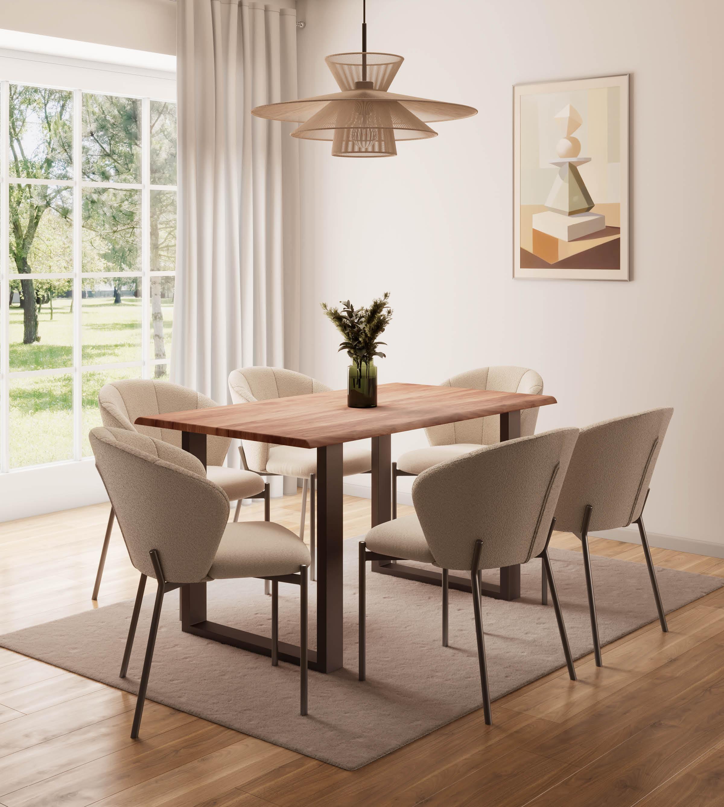 Holztisch mit schwarzen Metallbeinen, beige Armlehnstühle auf Holzboden